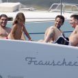 Les joueurs du FC Barcelone Lionel Messi, Cesc Fabregas, et José Manuel Pinto passent des vacances à Ibiza avec leurs familles et le pilote moto Sete Gibernau le 9 juillet 2013.