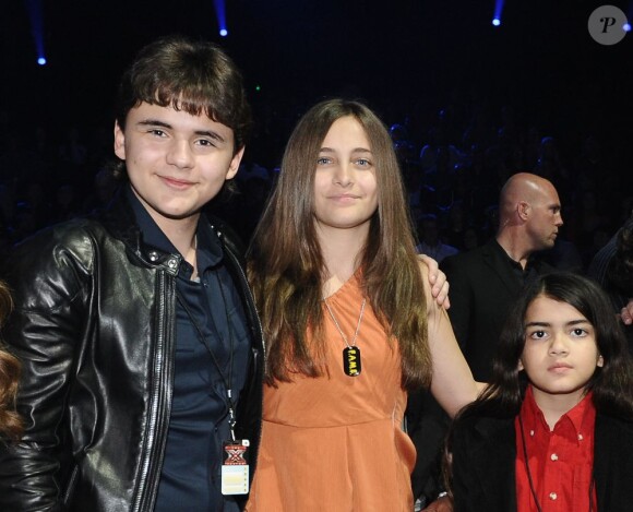 Les enfants de Michael Jackson, Prince, Paris and Blanket avec leur grand-mère dans le public de The X Factor , le 30 novembre 2011.