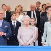 Elizabeth II entourée du prince Charles et de Camilla Parker Bowles le 11 juillet 2013 au gala du premier jour du Coronation Festival organisé à Buckingham Palace par la Royal Warrants Holders Association à l'occasion des 60 ans du couronnement de la reine.