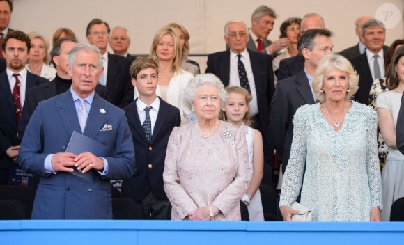 Elizabeth II entourée du prince Charles et de Camilla Parker Bowles le 11 juillet 2013 au gala du premier jour du Coronation Festival organisé à Buckingham Palace par la Royal Warrants Holders Association à l'occasion des 60 ans du couronnement de la reine.