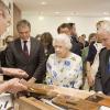 La reine Elizabeth II visitant le 11 juillet 2013 les installations du Coronation Festival organisé à Buckingham Palace à l'occasion des 60 ans de son couronnement par la Royal Warrants Holders Association.