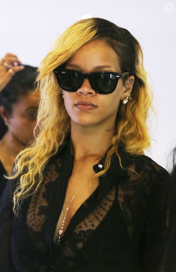 Rihanna fait du shopping en maillot de bain avant de rejoindre son yacht à Monaco, le 12 juillet 2013. Elle a fait part de son émotion quant à la mort de Cory Monteith.