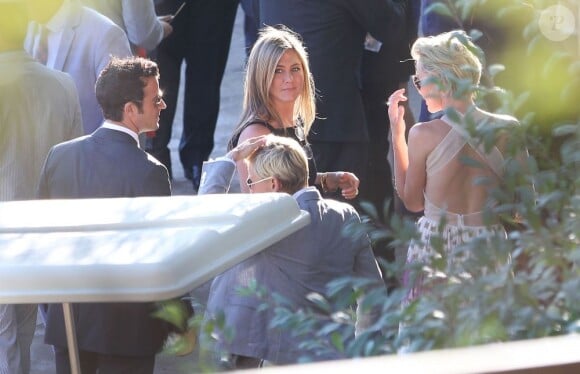 Mariage de Jimmy Kimmel et Molly McNearney à Ojai, le 13 juillet 2013. Ici on peut voir Jennifer Aniston, Justin Theroux et Portia de Rossi.