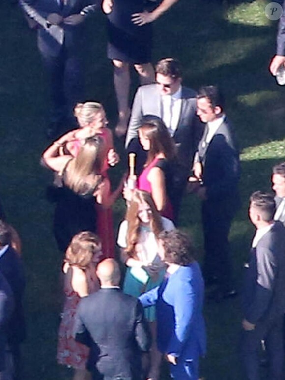 Mariage de Jimmy Kimmel et Molly McNearney à Ojai, le 13 juillet 2013. Ici on peut voir Jennifer Garner, Jennifer Aniston, Justin Theroux discuter ensemble.
