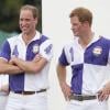 Les prince William, très détendu, et son frère le prince Harry disputaient le 14 juillet 2013 au club de Cirencester Park un match de polo caritatif, le Jerudong Trophy, pendant que Kate Middleton continuait de... ne pas accoucher.