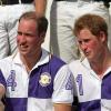 Les princes William et Harry, complices et coéquipiers, disputaient le 14 juillet 2013 au club de Cirencester Park un match de polo caritatif, le Jerudong Trophy, pendant que Kate Middleton continuait de... ne pas accoucher.