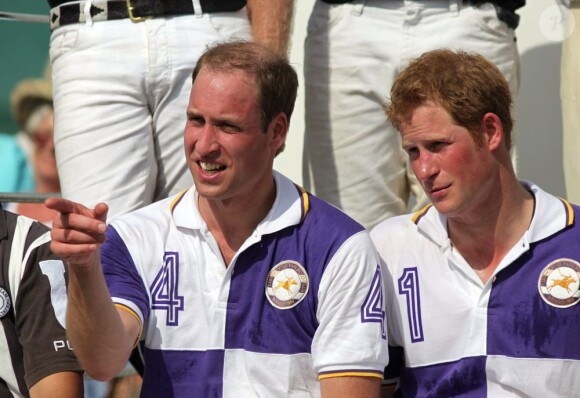 Les princes William et Harry, complices et coéquipiers, disputaient le 14 juillet 2013 au club de Cirencester Park un match de polo caritatif, le Jerudong Trophy, pendant que Kate Middleton continuait de... ne pas accoucher.