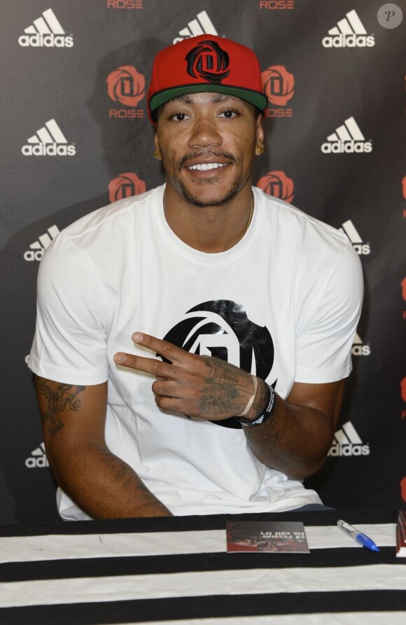 Derrick Rose, star des Chicago Bulls, lors d'une séance de dédicaces sur les Champs Elysées, le 13 juillet 2013 à Paris