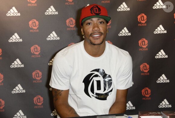 Derrick Rose, star des Chicago Bulls, lors d'une séance de dédicaces sur les Champs Elysées, le 13 juillet 2013 à Paris