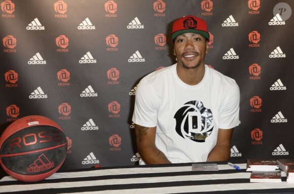 Derrick Rose, star des Chicago Bulls, lors d'une séance de dédicaces sur les Champs Elysées, le 13 juillet 2013 à Paris
