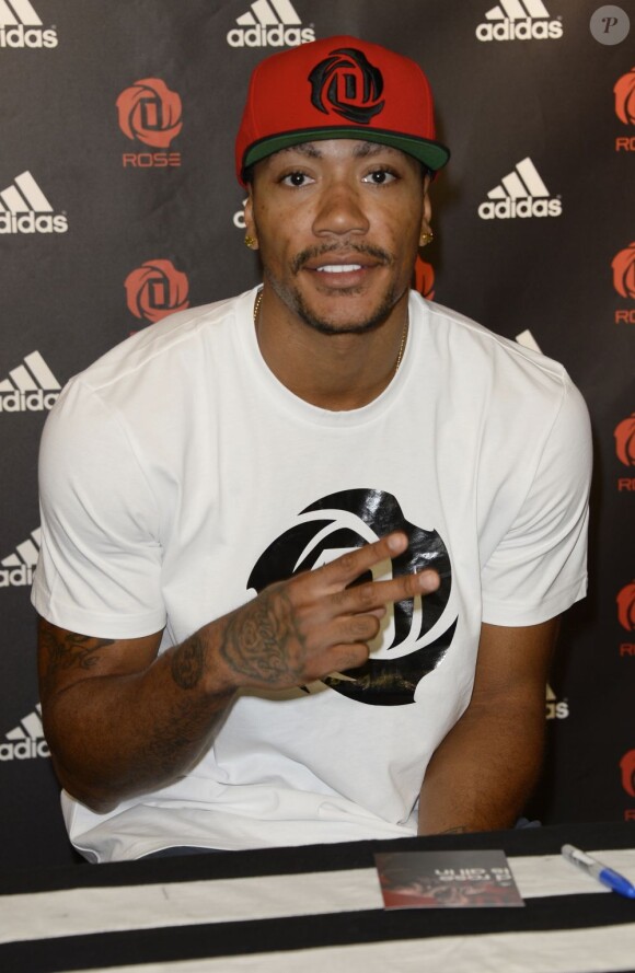 Derrick Rose, star des Chicago Bulls, lors d'une séance de dédicaces sur les Champs Elysées, le 13 juillet 2013 à Paris
