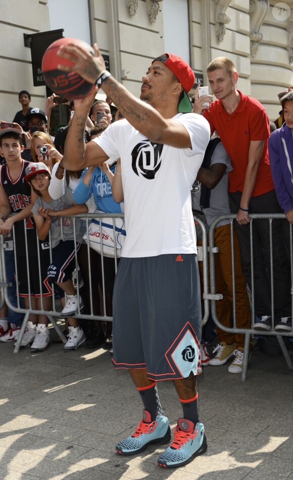 Derrick Rose, star des Chicago Bulls, lors d'une séance de dédicaces sur les Champs Elysées, le 13 juillet 2013 à Paris