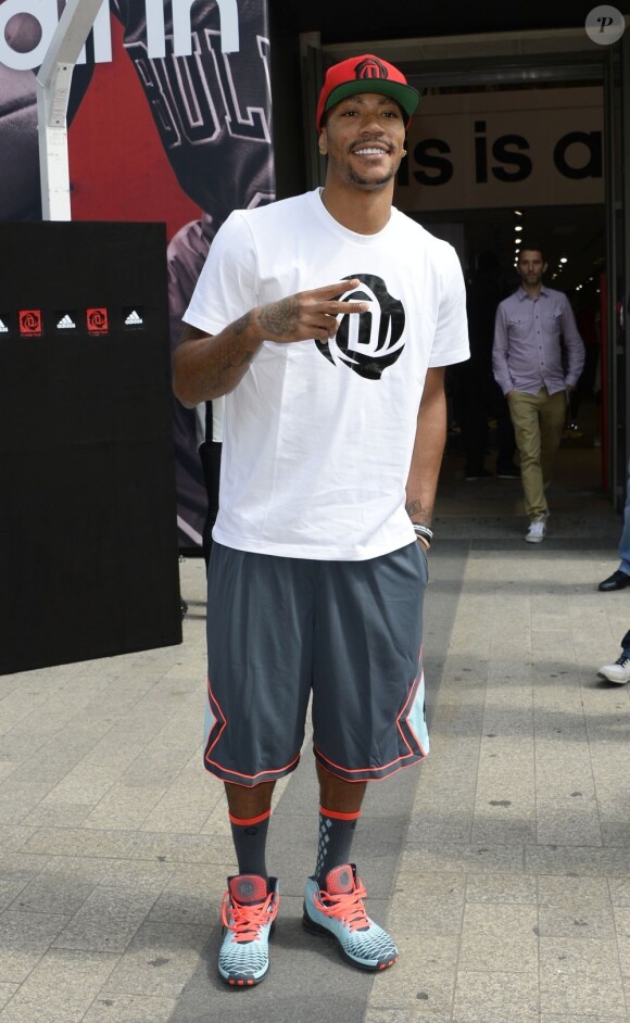 Derrick Rose, star des Chicago Bulls, lors d'une séance de dédicaces sur les Champs Elysées, le 13 juillet 2013 à Paris
