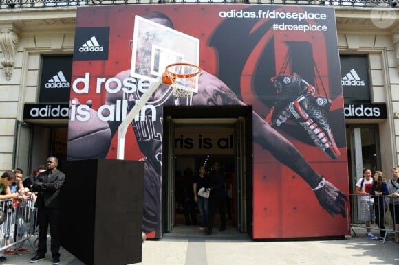 Derrick Rose, star des Chicago Bulls, lors d'une séance de dédicaces sur les Champs Elysées, le 13 juillet 2013 à Paris