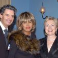 Tina Turner au côté de son compagnon, le producteur allemand Erwin Bach, et d'Hillary Clinton, à Baden-Baden, en Allemagne, le 13 février 2005.