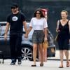 Jake Gyllenhaal main dans la main avec sa chérie Alyssa Miller, mais aussi avec sa mère Naomi Foner à New York le 14 juillet 2013