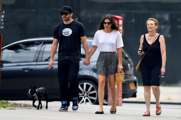 Jake Gyllenhaal main dans la main avec sa chérie Alyssa Miller, mais aussi avec sa mère Naomi Foner à New York le 14 juillet 2013