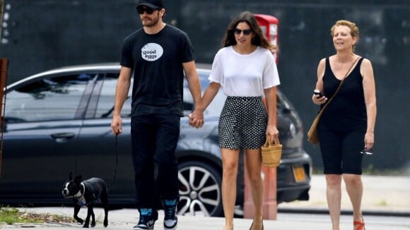 Jake Gyllenhaal avec sa chérie Alyssa Miller et sa mère : une relation sérieuse