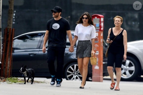 Jake Gyllenhaal avec sa chérie Alyssa Miller, mais aussi avec sa mère Naomi Foner à New York le 14 juillet 2013