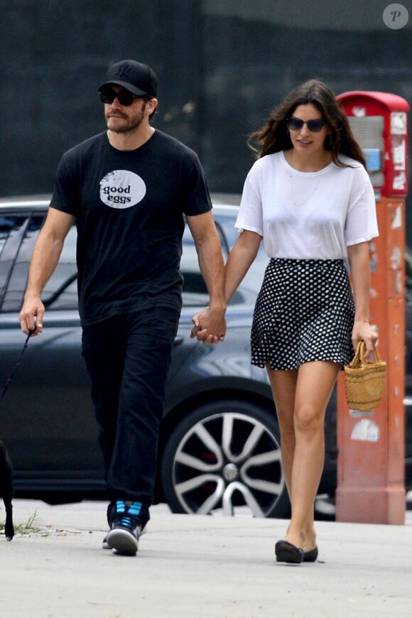 Jake Gyllenhaal, main dans la main avec son amoureuse Alyssa Miller à New York le 14 juillet 2013