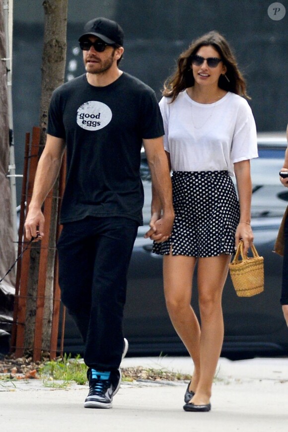 Jake Gyllenhaal, main dans la main avec son amoureuse Alyssa Miller à New York le 14 juillet 2013