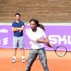Serena Williams s'entraîne sous les yeux de son coach et compagnon Patrick Mouratoglou, le 14 juillet 2013 à Bastad en Suède