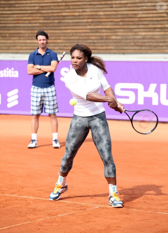 Serena Williams s'entraîne sous les yeux de son coach et compagnon Patrick Mouratoglou, le 14 juillet 2013 à Bastad en Suède