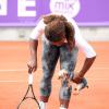 Serena Williams s'entraîne sous les yeux de son petit chien Chips et son coach Patrick Mouratoglou, le 14 juillet 2013 à Bastad en Suède