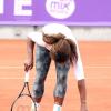 Serena Williams s'entraîne sous les yeux de son petit chien Chips et son coach Patrick Mouratoglou, le 14 juillet 2013 à Bastad en Suède