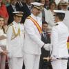 Le prince Felipe d'Espagne sous le regard de la princesse Letizia à l'Académie militaire navale de Pontevedra pour la prestation de serment des jeunes diplômés, le 16 juillet 2013
