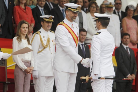Le prince Felipe d'Espagne sous le regard de la princesse Letizia à l'Académie militaire navale de Pontevedra pour la prestation de serment des jeunes diplômés, le 16 juillet 2013