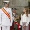 Le prince Felipe et la princesse Letizia d'Espagne solennels à l'Académie militaire navale de Pontevedra pour la prestation de serment des jeunes diplômés, le 16 juillet 2013