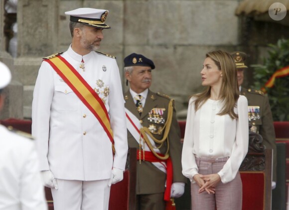 Le prince Felipe et la princesse Letizia d'Espagne solennels à l'Académie militaire navale de Pontevedra pour la prestation de serment des jeunes diplômés, le 16 juillet 2013