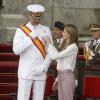 Le prince Felipe et la princesse Letizia d'Espagne, attentive aux détails, à l'Académie militaire navale de Pontevedra pour la prestation de serment des jeunes diplômés, le 16 juillet 2013