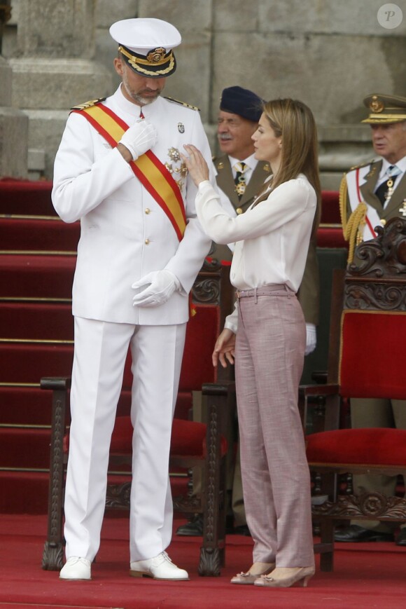 Le prince Felipe et la princesse Letizia d'Espagne, attentive aux détails, à l'Académie militaire navale de Pontevedra pour la prestation de serment des jeunes diplômés, le 16 juillet 2013