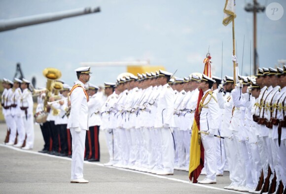 Le prince Felipe d'Espagne lors de la revue des troupes le 16 juillet 2013 à l'Académie militaire navale de Pontevedra pour la prestation de serment des jeunes diplômés