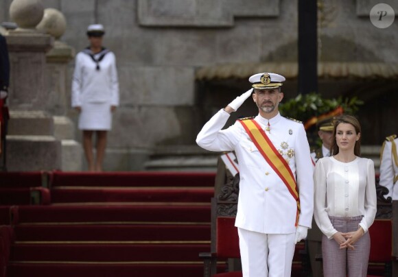 Le prince Felipe et la princesse Letizia d'Espagne, discrète, le 16 juillet 2013 à l'Académie militaire navale de Pontevedra pour la prestation de serment des jeunes diplômés