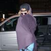 Rihanna se cache sous une couverture en revenant à son hôtel à Londres, le 17 juillet 2013