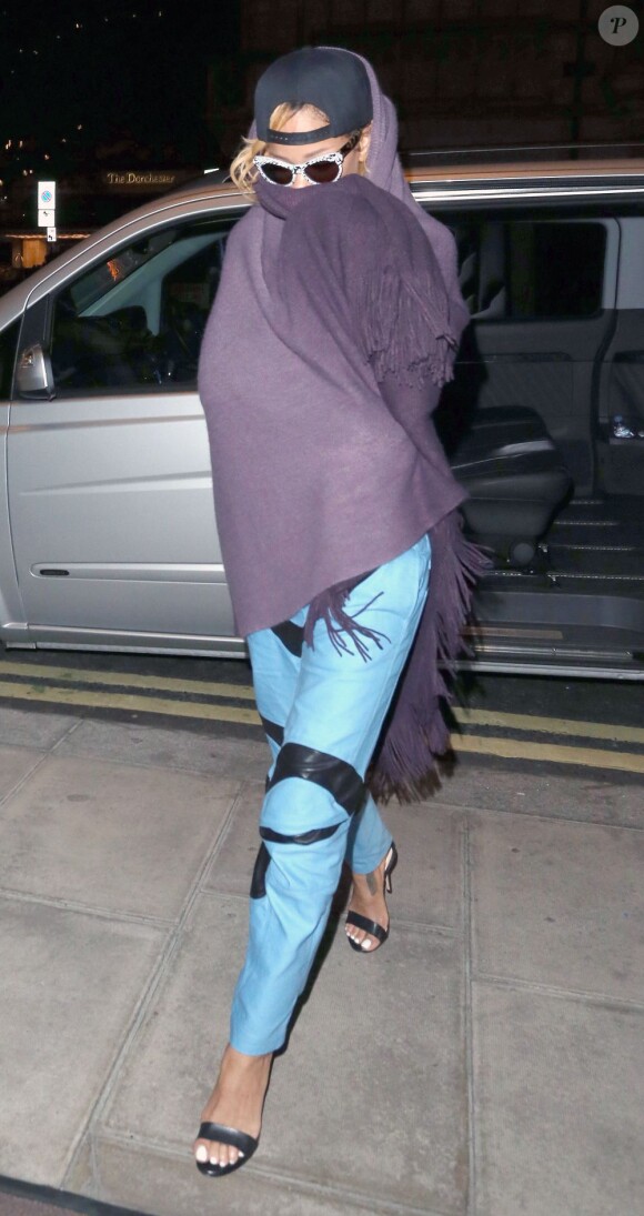 Rihanna se cache sous une couverture en revenant à son hôtel à Londres, le 17 juillet 2013