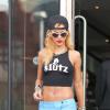 Rihanna quitte le Lowry Hotel, revêtue d'un t-shirt avec l'inscription "SLUTZ", à Londres, le 16 juillet 2013