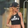 Rihanna quitte le Lowry Hotel, revêtue d'un t-shirt avec l'inscription "SLUTZ", à Londres, le 16 juillet 2013