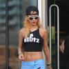 Rihanna quitte le Lowry Hotel, revêtue d'un t-shirt avec l'inscription "SLUTZ", à Londres, le 16 juillet 2013