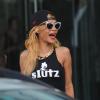 Rihanna quitte le Lowry Hotel, revêtue d'un t-shirt avec l'inscription "SLUTZ", à Londres, le 16 juillet 2013