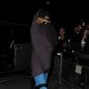 Rihanna rentre à son hôtel et se cache des photographes sous une couverture à Londres le 16 juillet 2013.