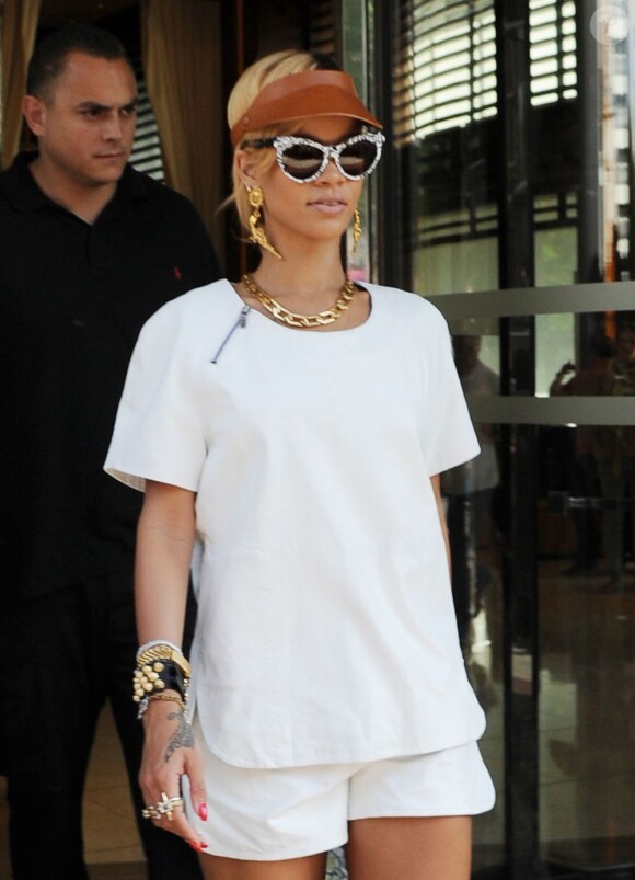 Rihanna quitte le Lowry Hotel à Londres, pour se rendre à l'aéroport de Luton afin d'embarquer dans un jet privé le 15 juillet 2013