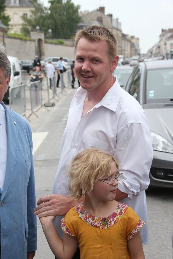 Dany de L'amour est dans le pré saison 7 avec sa fille aux obsèques d'André Verchuren à Chantilly le 17 juillet 2013.