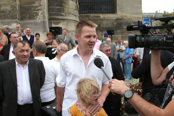 Dany de L'amour est dans le pré saison 7 avec sa fille aux obsèques d'André Verchuren à Chantilly le 17 juillet 2013.