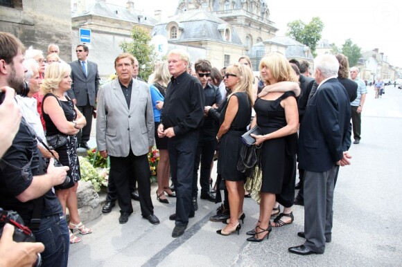 Jean Pierre Foucault et Harry Williams, fils aîné de André Verchuren aux obsèques d'André Verchuren à Chantilly le 17 juillet 2013.