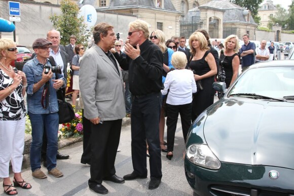 Jean Pierre Foucault et Harry Williams, fils aîné d'André Verchuren aux obsèques d'André Verchuren à Chantilly le 17 juillet 2013.