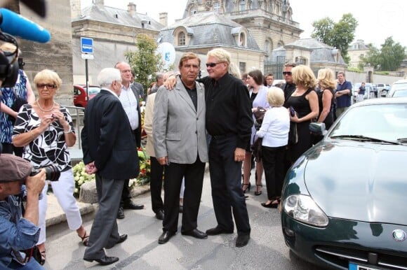 Jean Pierre Foucault et Harry Williams, fils aîné de André Verchuren aux obsèques d'André Verchuren à Chantilly le 17 juillet 2013.